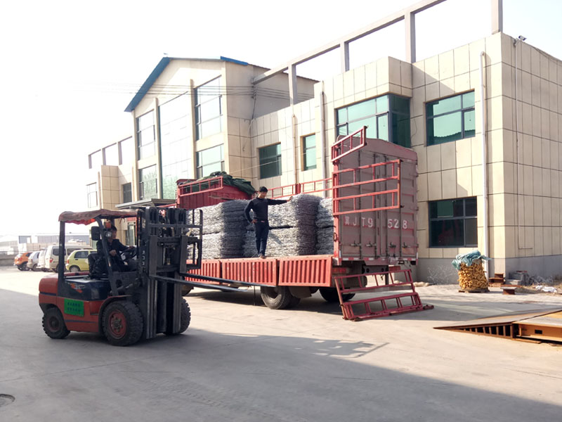 江苏吴先生订购的主动防护网系统已经装车发货